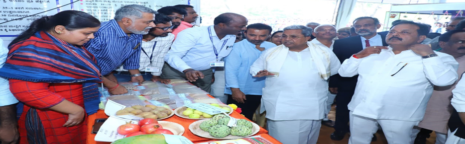 Shri Siddaramaiah Hon'ble Chief Minister of Karnataka visited KVK Bagalkote Stall during Krishi Mela 2023 at UAS Dharwad